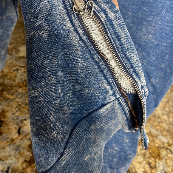 Sweatshirt with side zippers, gap, size small, washed denim like - Picture 4 of 5